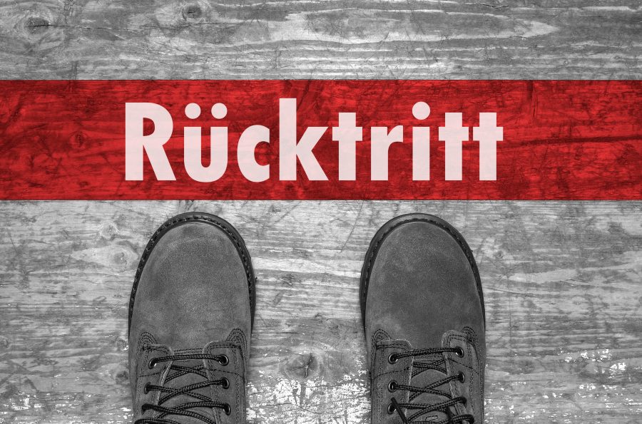 Schuhe vor Linie mit Aufschrift Rücktritt